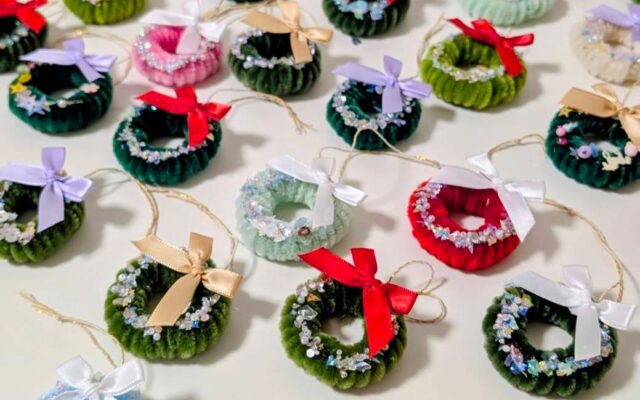 府中の子ども約700人にクリスマスを。小中学生も手伝う手作りリースと、子ども服交換会でつなぐ「すまいるサンタ2026」