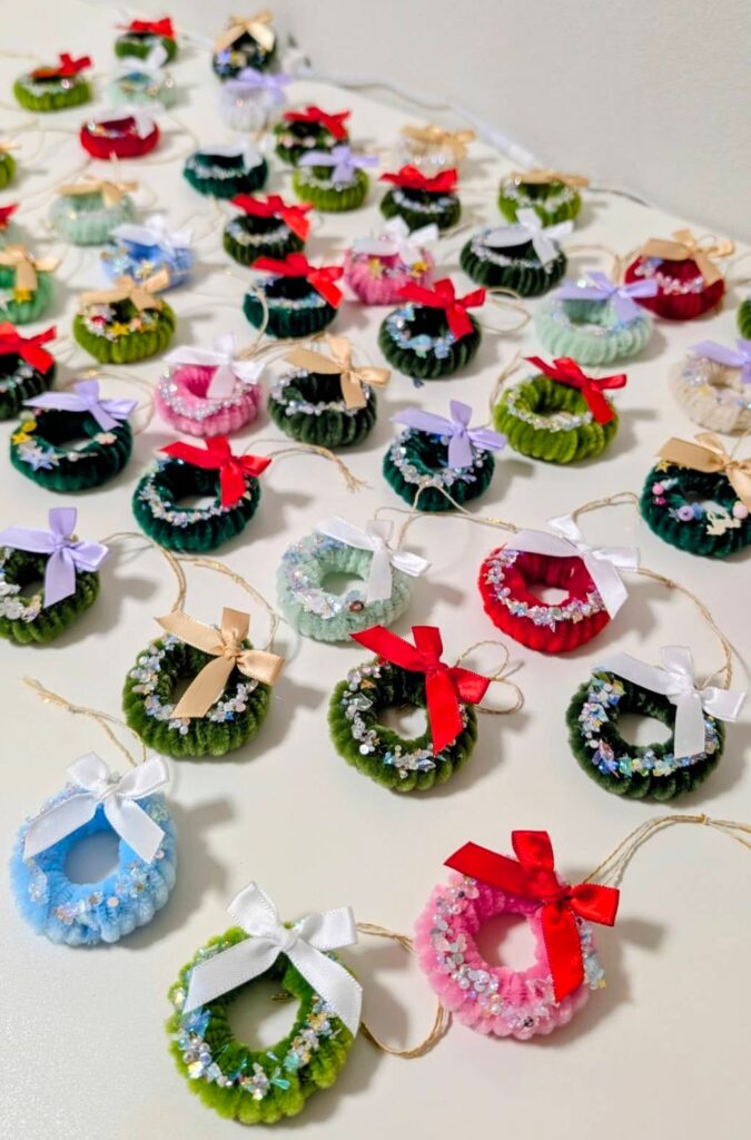 府中の子ども約700人にクリスマスを。小中学生も手伝う手作りリースと、子ども服交換会でつなぐ「すまいるサンタ2026」