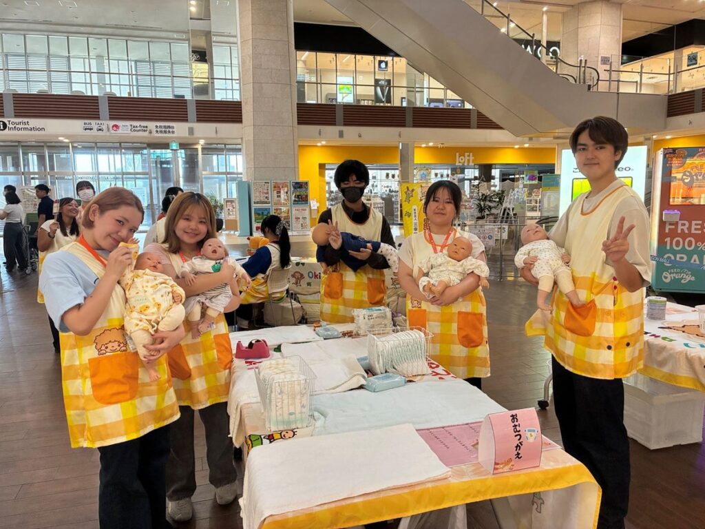 子どもたちが保育士の仕事を体験！沖縄こども専門学校がイオンモール沖縄ライカムで「保育士おしごと体験」を実施