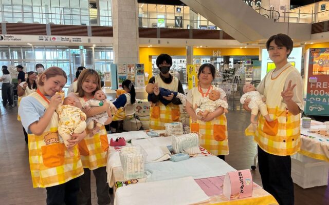 子どもたちが保育士の仕事を体験！沖縄こども専門学校がイオンモール沖縄ライカムで「保育士おしごと体験」を実施