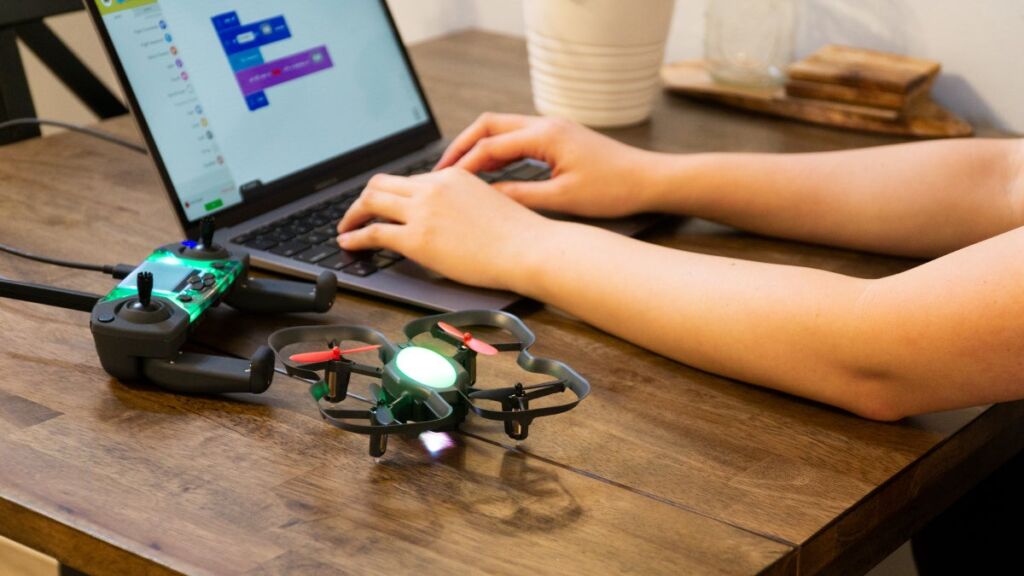 自分のプログラムでドローンが飛ぶ　教育用ドローン「CoDrone EDU」、販売開始から4年足らずで全国150校以上に導入