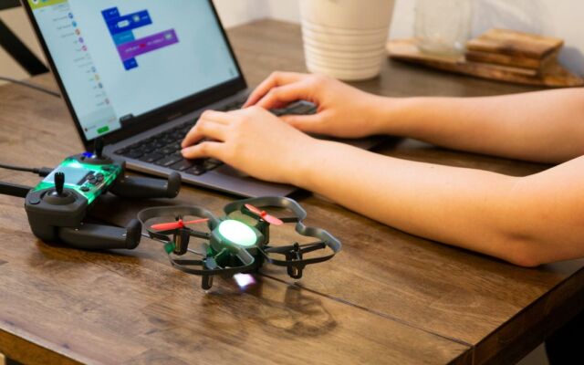 自分のプログラムでドローンが飛ぶ　教育用ドローン「CoDrone EDU」、販売開始から4年足らずで全国150校以上に導入